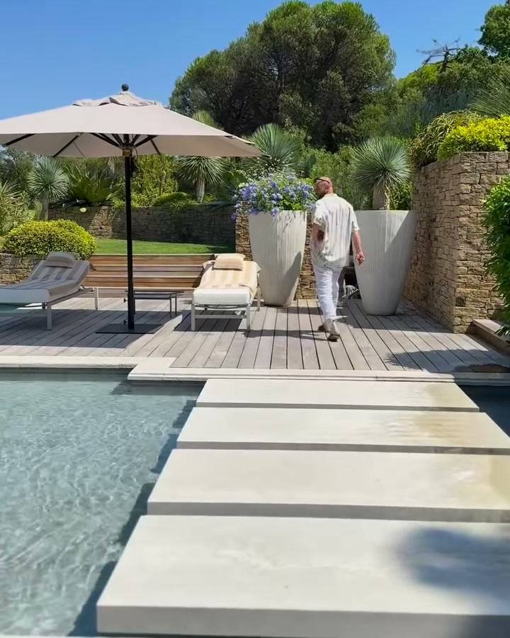 Jaimi Teychene in Saint-Tropez: the villa and its pool, shopping at the cheese counter, his plates and the laid table.